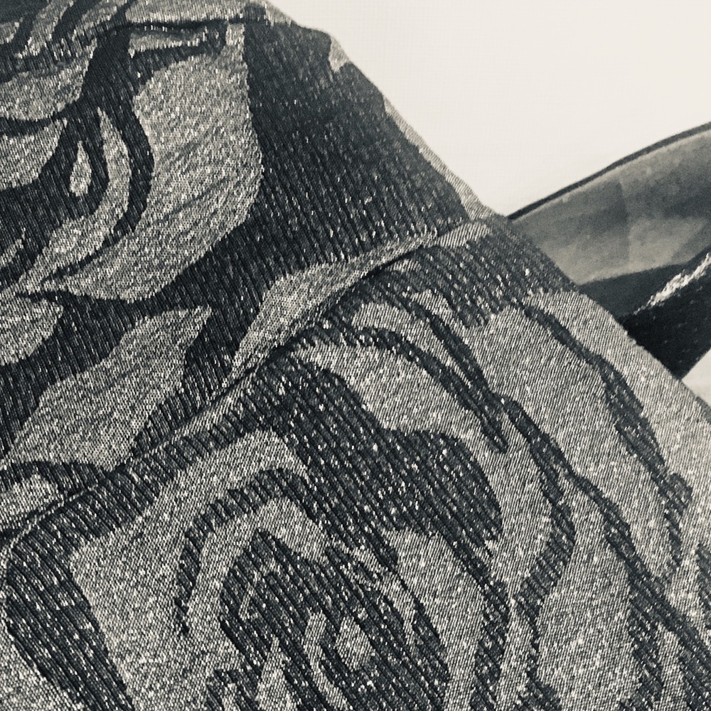 EXPRESS Silver & Gray Rose Print Clutch - Picture 5 of 6